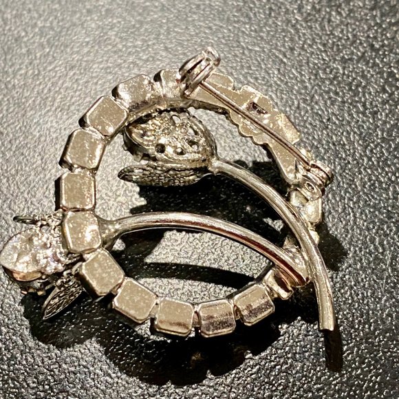 Vintage Faceted Glass Stones Prong Set Filigree Wreath Costume Brooch Pi… - Picture 9 of 9